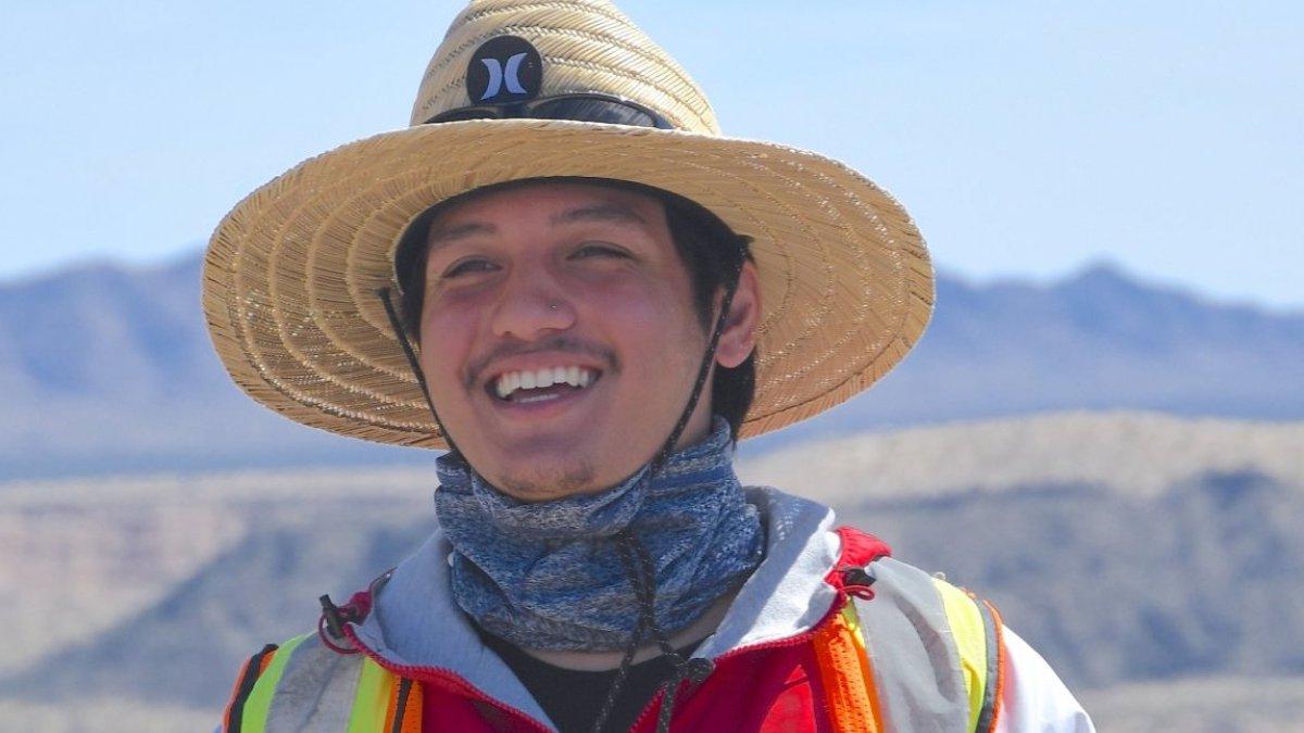 24岁的学生Jared Ralleta在沙漠中，他在那里工作，是NASA项目的一部分